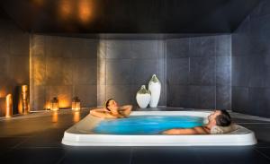诺维格勒伊斯特拉梅斯特拉尔酒店的男人和女人躺在浴缸里
