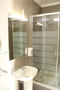 埃武拉StayInn City - Évora的一间带水槽和玻璃淋浴的浴室