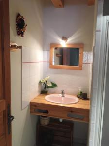 Villar-dʼArène米娜洛基住宿加早餐旅馆的一间带水槽和镜子的浴室