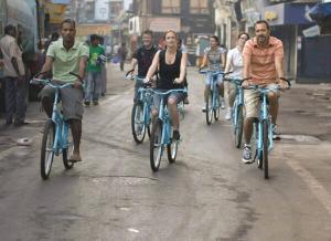 克久拉霍Hostel Buddha Khajuraho的一群人骑着自行车沿着街道走