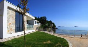 米利尼Maistra Select Mlini Villas and Apartments的海景度假屋