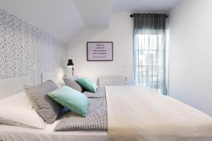 布莱德维拉帕罗夫斯基公寓的一间卧室配有一张带绿色枕头的大床