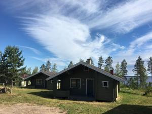 TaipalsaariLomamökit Saimaanranta Suur-Saimaa Strand Resort Oy的一片云天的黑房子