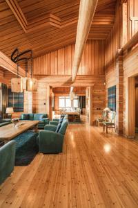 普哈圣山Sunday Morning Resort的客厅设有木墙和木地板