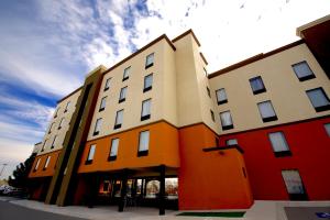 华雷斯城孔苏拉多旅馆酒店的一座橙色和白色的建筑