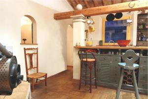 拉罗克叙尔佩尔讷La maison jaune的一间厨房,内设一个柜台和凳子
