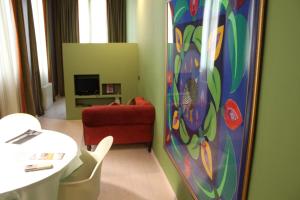 巴塞罗那赫罗纳97圣霍尔迪公寓的客厅配有红色的沙发和桌子