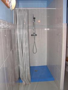 勒奥瓦尔德杜克鲁兹维赫乡间渡假别墅酒店的带淋浴和浴帘的浴室