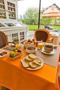 Courlans奥伯赫德沙万奈斯酒店的一张桌子,上面有早餐食品和橙子