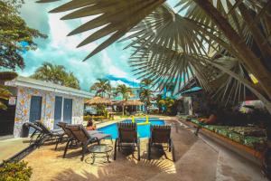 福尔图纳拉福尔图纳塞琳娜酒店的一个带椅子和桌子的度假村游泳池