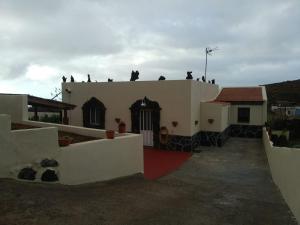 莫卡诺尔casa rural Aguarijo的一群鸟坐在建筑物顶部