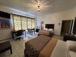 圣胡安柏林昆海滩酒店的酒店客房配有两张床和一张书桌