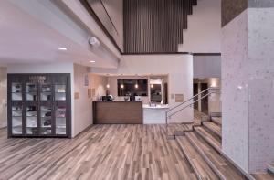巴尔的摩Candlewood Suites Baltimore - Inner Harbor, an IHG Hotel的客房设有楼梯、厨房和柜台。