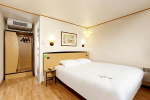 盖斯波尔塞姆钟楼斯塔伯格伊吉奇杰斯坡谢姆酒店的卧室配有一张白色大床