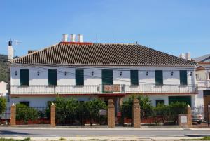 TalaraLa Cañota King Rooms Adults Only的街道上一座大型白色建筑,设有阳台