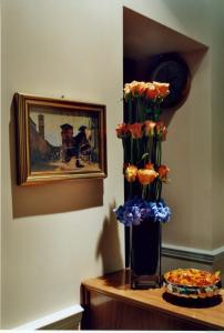 罗马魔力酒店的花瓶,在桌子上满是鲜花