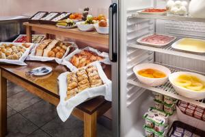布拉加B&B HOTEL Braga Lamacaes的装满大量食物的开放式冰箱