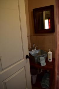 瓜达鲁佩镇Bajo el Sol del Valle的一间带水槽和镜子的浴室