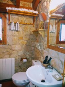 HuertaCasa rural Estrella Polar I的石质浴室设有水槽和卫生间