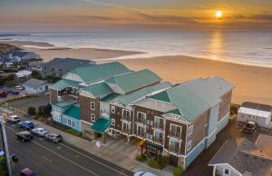 新港奈海滩旅馆的享有海滩建筑的空中景致