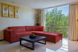 梅里达蒙特霍步道西班牙酒店的客厅设有红色的沙发和大窗户