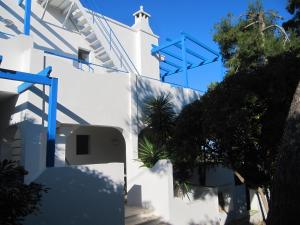 孔卡斯普奇拉Villa Flora Studios & Apartments的白色的建筑,边有蓝色的点缀
