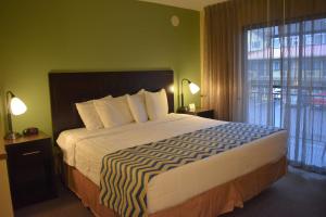 波特兰市中心温德姆旅程住宿客房内的一张或多张床位