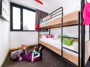 布达佩斯ibis Styles Budapest Citywest的2名儿童躺在双层床间的地板上