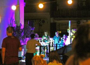 布宜诺斯艾利斯远航雷科莱塔旅舍的一群人在舞台上观看乐队