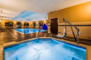 俾斯麦俾斯麦套房酒店的一座位于酒店客房内的大型室内游泳池