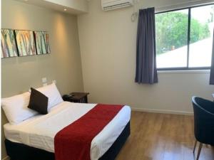 韦帕Weipa Motel Resort的酒店客房设有床和窗户。