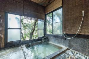 箱根Chojuyu Hakone的一间设有窗户的池水客房