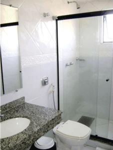 马卡埃罗莎马尔酒店的带淋浴、卫生间和盥洗盆的浴室