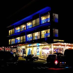 圣胡安Ciabel Hotel and Fitness Center的一座晚上有蓝色灯光的建筑