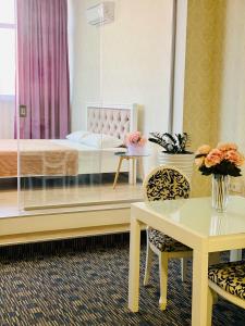 敖德萨ArkPalmira的酒店客房,配有床、桌子和桌子。
