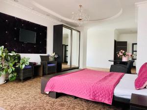 敖德萨ArkPalmira的卧室配有粉红色的床和镜子
