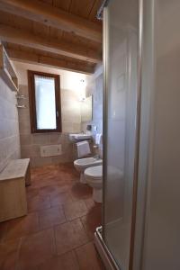 代森扎诺-德尔加达波勾三多尼诺酒店的浴室设有2个卫生间、水槽和淋浴。