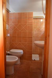 斯特龙博利吉阿丁诺斯格立托酒店的一间带卫生间和水槽的浴室