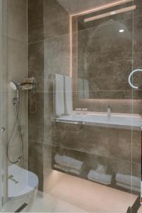 安卡拉Ankara Alegria Business Hotel的带淋浴、盥洗盆和卫生间的浴室