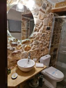希俄斯Castro Rooms Chios的石质浴室设有水槽和卫生间