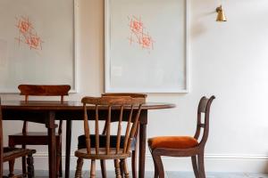 格拉斯米尔Victorian House的一间带木桌和椅子的用餐室