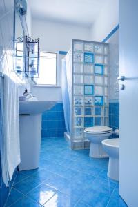 加利亚诺德尔卡波La Frisella SalentoSealovers的蓝色的浴室设有水槽和卫生间