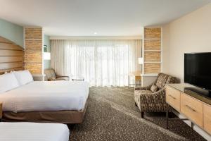 Holiday Inn Express and Suites La Jolla - Windansea Beach, and IHG Hotel的电视和/或娱乐中心