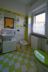 布雷西亚Casa Amadi 2 - La tua casa lontano da casa的一间带水槽和卫生间的浴室