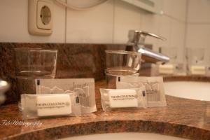 法尔肯堡法肯堡2000酒店的浴室柜台配有2个玻璃杯和水槽