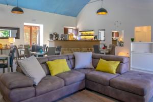 GratteriFeudo Galefona的客厅配有带黄色枕头的棕色沙发