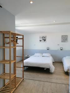 巴邦塔纳Le Saint Jean的一间卧室设有一张床和一个书架
