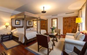 圣地亚哥－德孔波斯特拉圣地亚哥-天主教皇旅馆的一间卧室设有一张床和一间客厅。