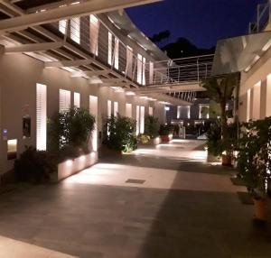 阿茨特雷扎Ciclope Resort的一座建筑,晚上有庭院照明