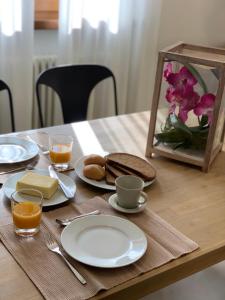 阿科阿科度假公寓的一张木桌,上面放着食物和饮料
